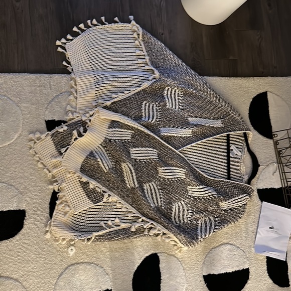 Anthropology Shall with detail in front. Excellent condition - Picture 2 of 3